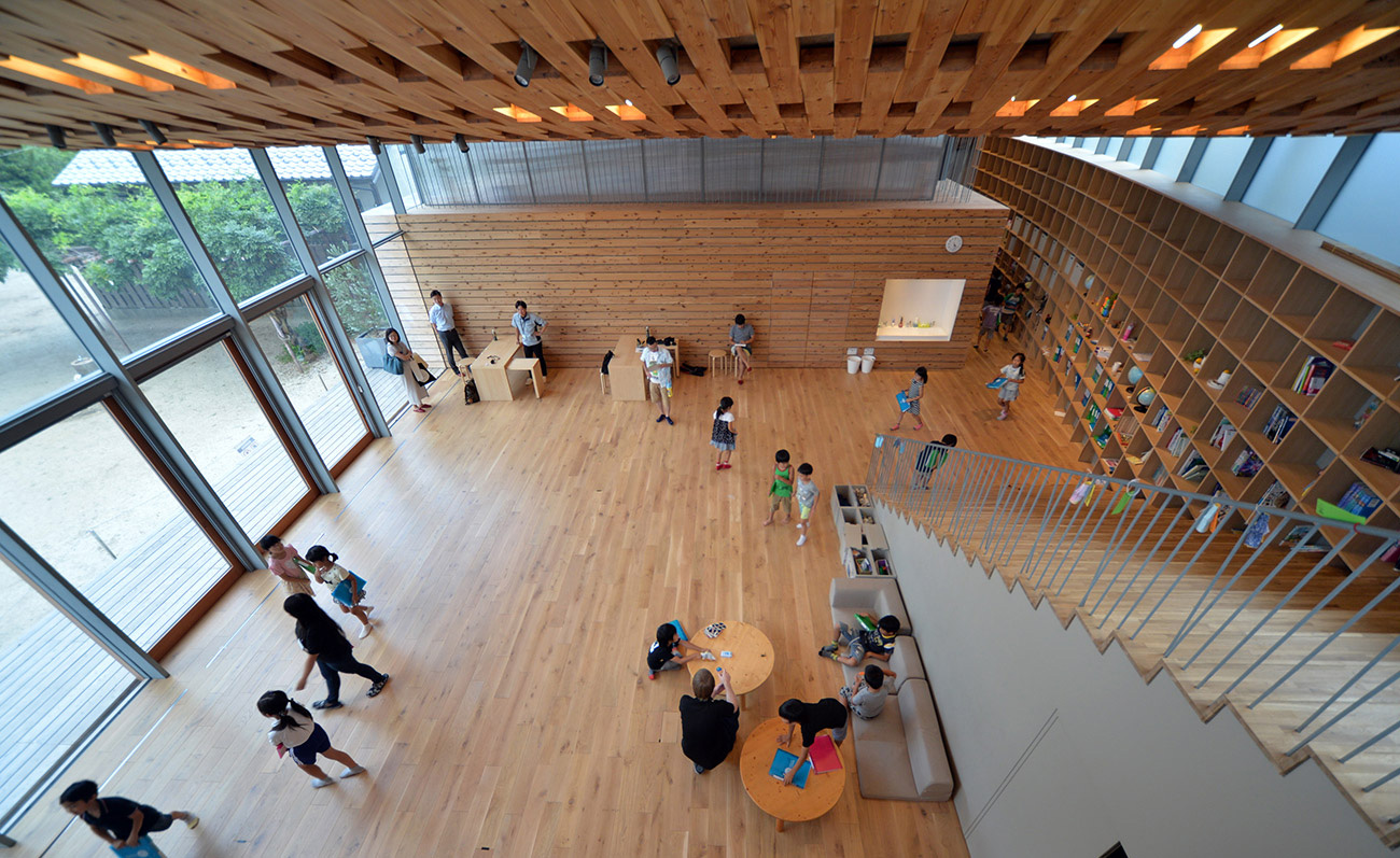 原田真宏さんと麻魚さんが主宰するMOUNT FUJI ARCHITECTS STUDIOが設計し、昨年の9月にオープンした「知立の寺子屋　teracoya THANK」を訪問しました。