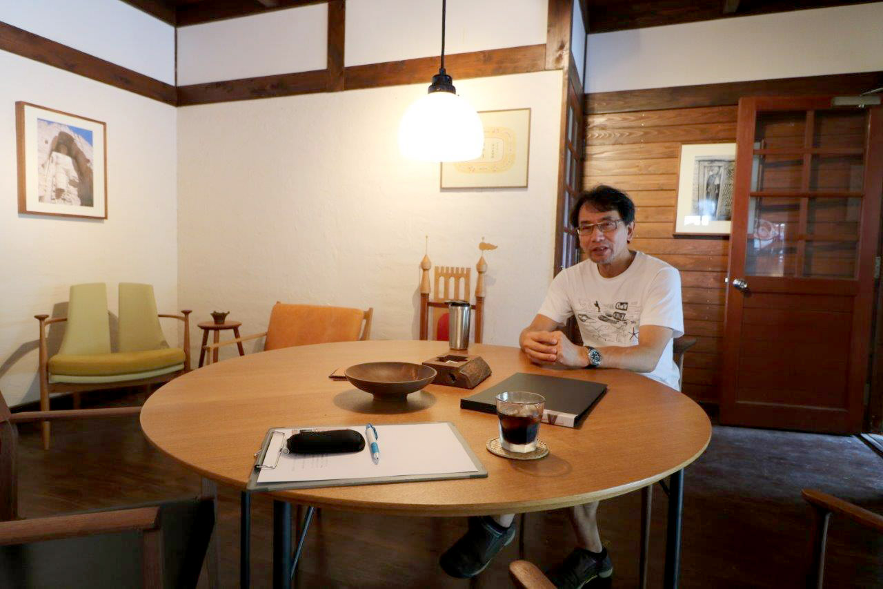 兵庫県佐用町で「椅子」づくりをされている木工作家、迎山直樹さんに、 「椅子」について、ものづくりについての思いをお聞きしました！